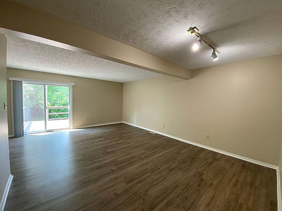 4th image of 1300-1302 S Hickory Grove Ln #3B-1BA-1224SQFT