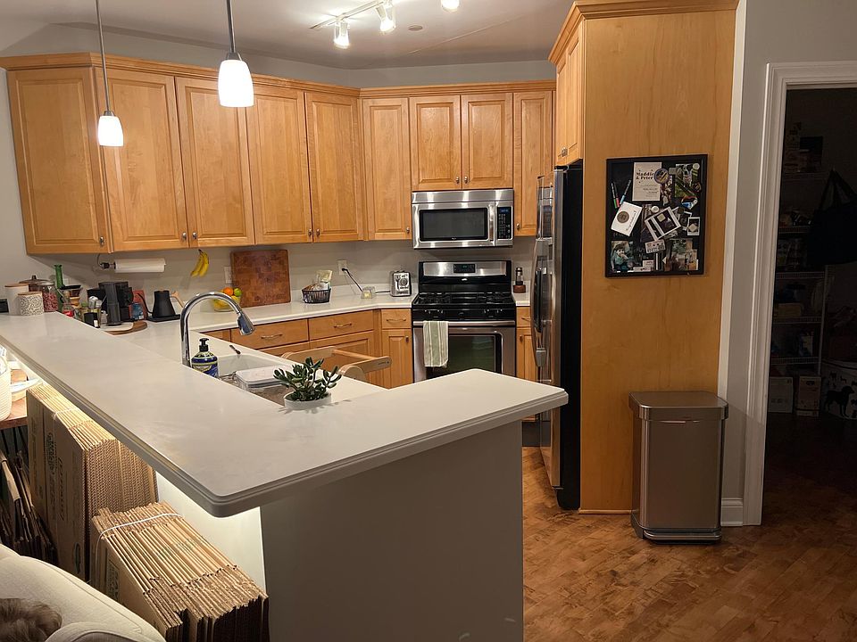 1st image of 1515 N Van Buren St APT 406