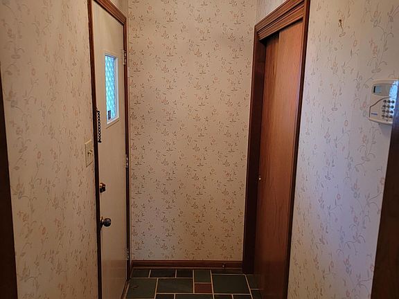 3rd image of 839 Palmetto Ct