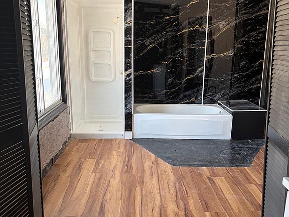 5th image of 909 Burlingame St