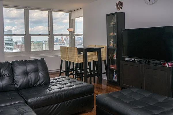 Sold by Nestseekers | media 2