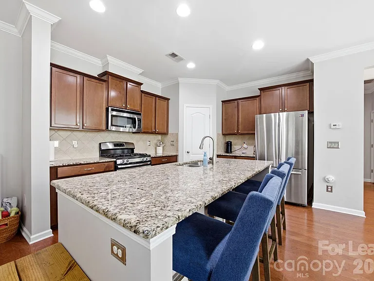 7037 Broughton Ln — Photo 9