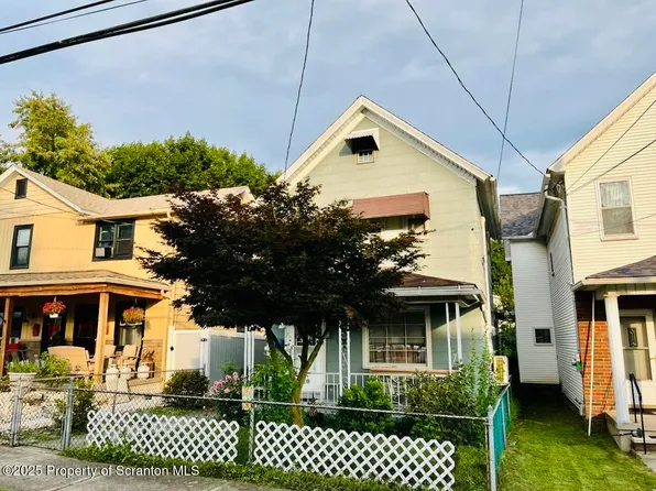 220 1st St, Blakely, PA 18447