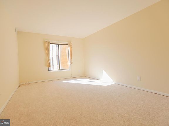 5th image of 6001 Arlington Blvd APT 605