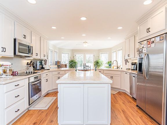 5th image of 408 Lakeshore Dr