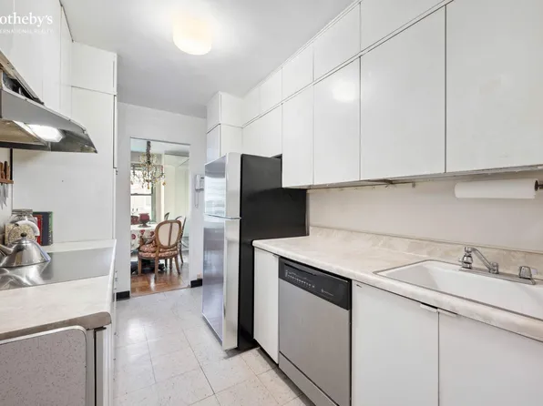 360 East 72nd Street image 6 of 9