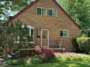 21750 Roslyn Rd, Harper Woods, MI 48225