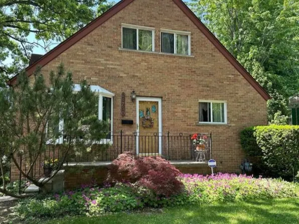 21750 Roslyn Rd, Harper Woods, MI 48225