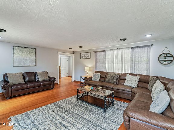 11th image of 343 Jersey Dr