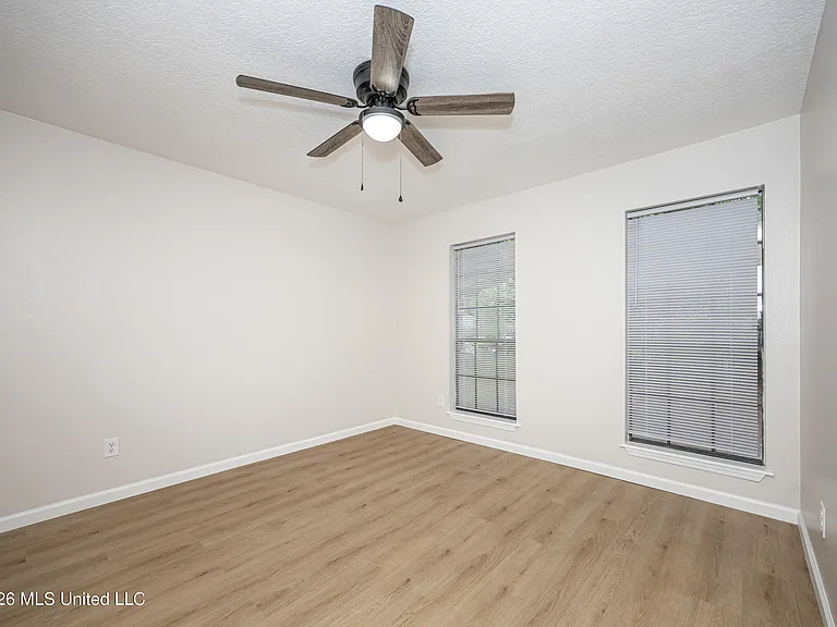 106 Booth Cir — Photo 30