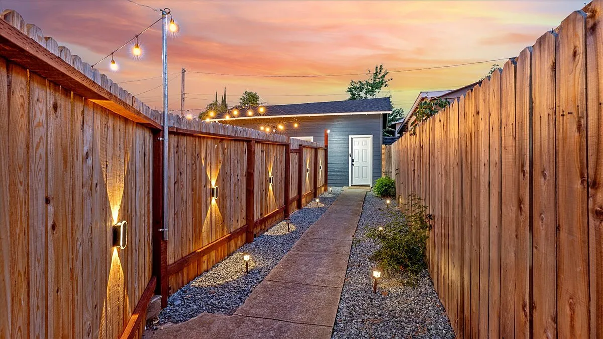 Studio, 450 sqft, $2,500 — Photo 1