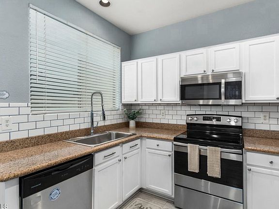 3rd image of 1886 E Don Carlos Ave