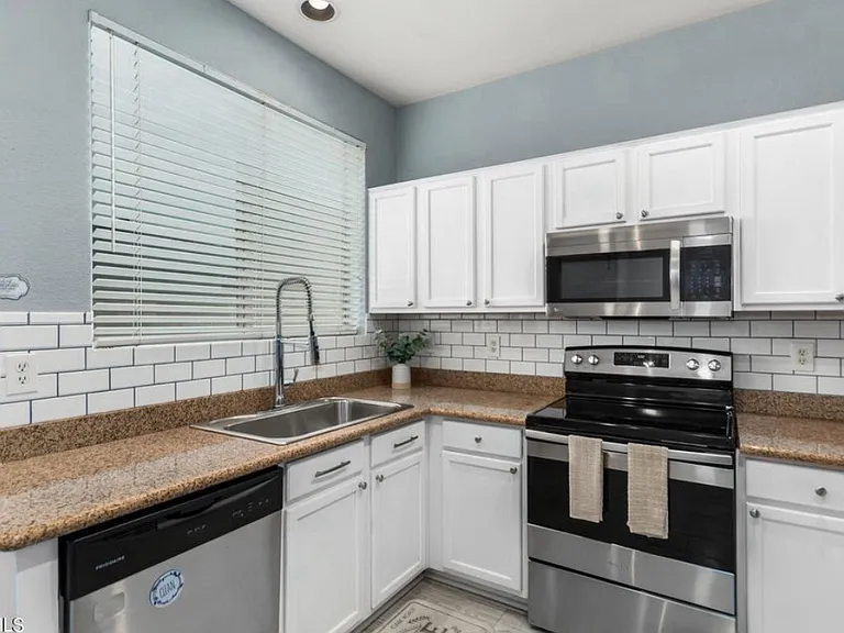 1886 E Don Carlos Ave — Photo 3