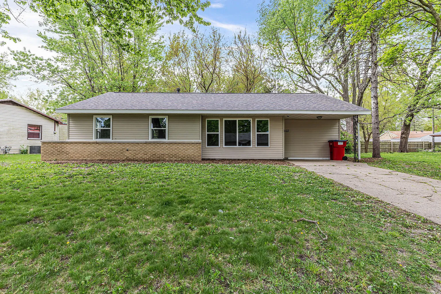 1403 Williamsburg Dr photo 1