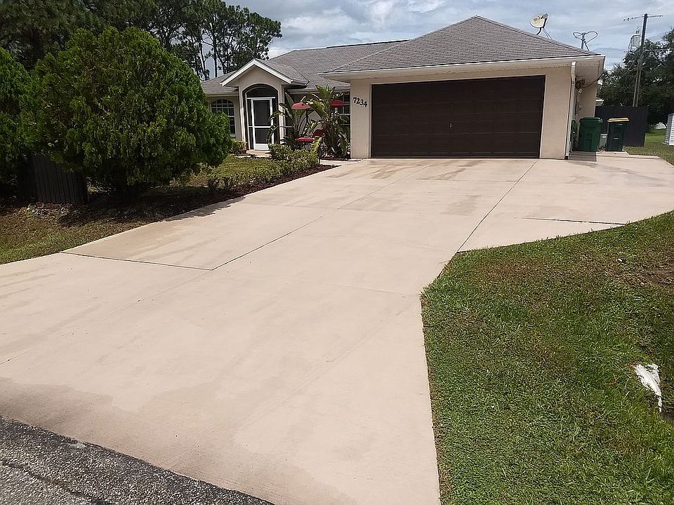 Driveway can fit up to 5 cars