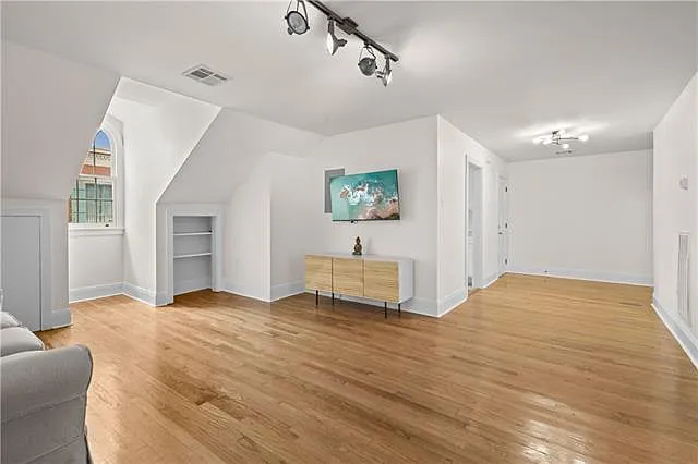 2 bed, 1.0 bath, 897 sqft, $1,800 — Photo 3