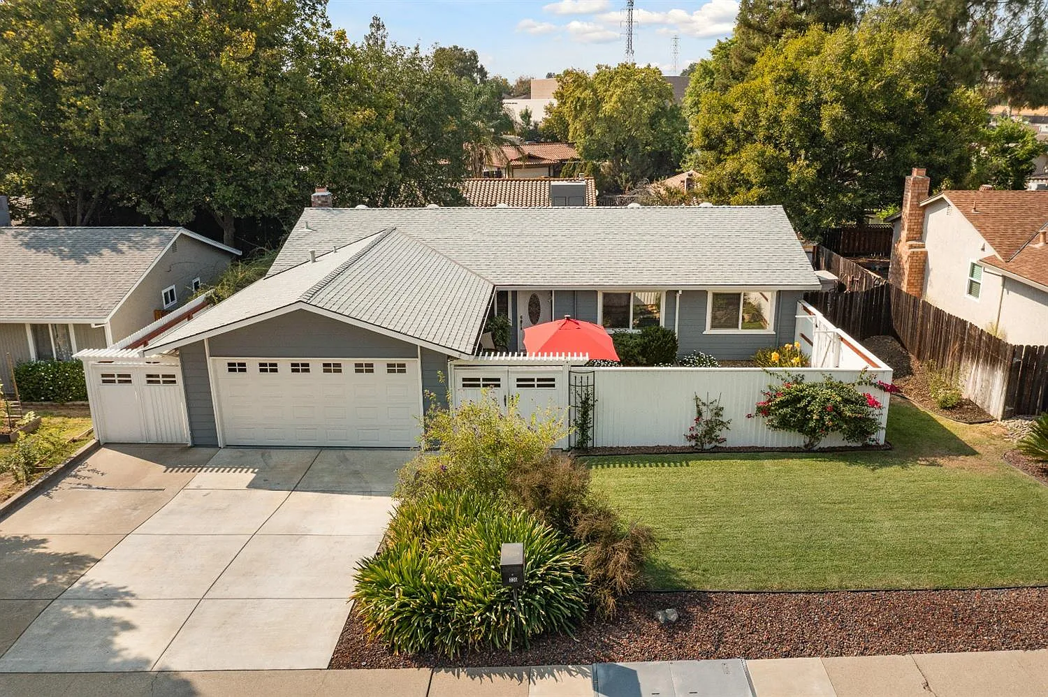 236 Flower Dr photo 1