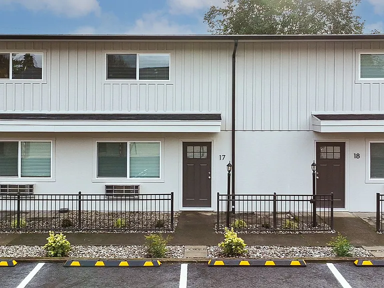 Hillsboro Court — Photo 18