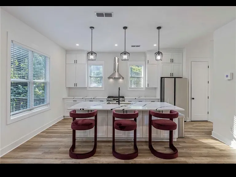 80 Burbank Dr NW — Photo 2