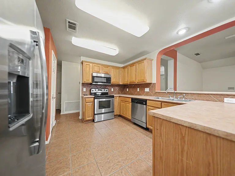 1804 Lobrecht Ct — Photo 4