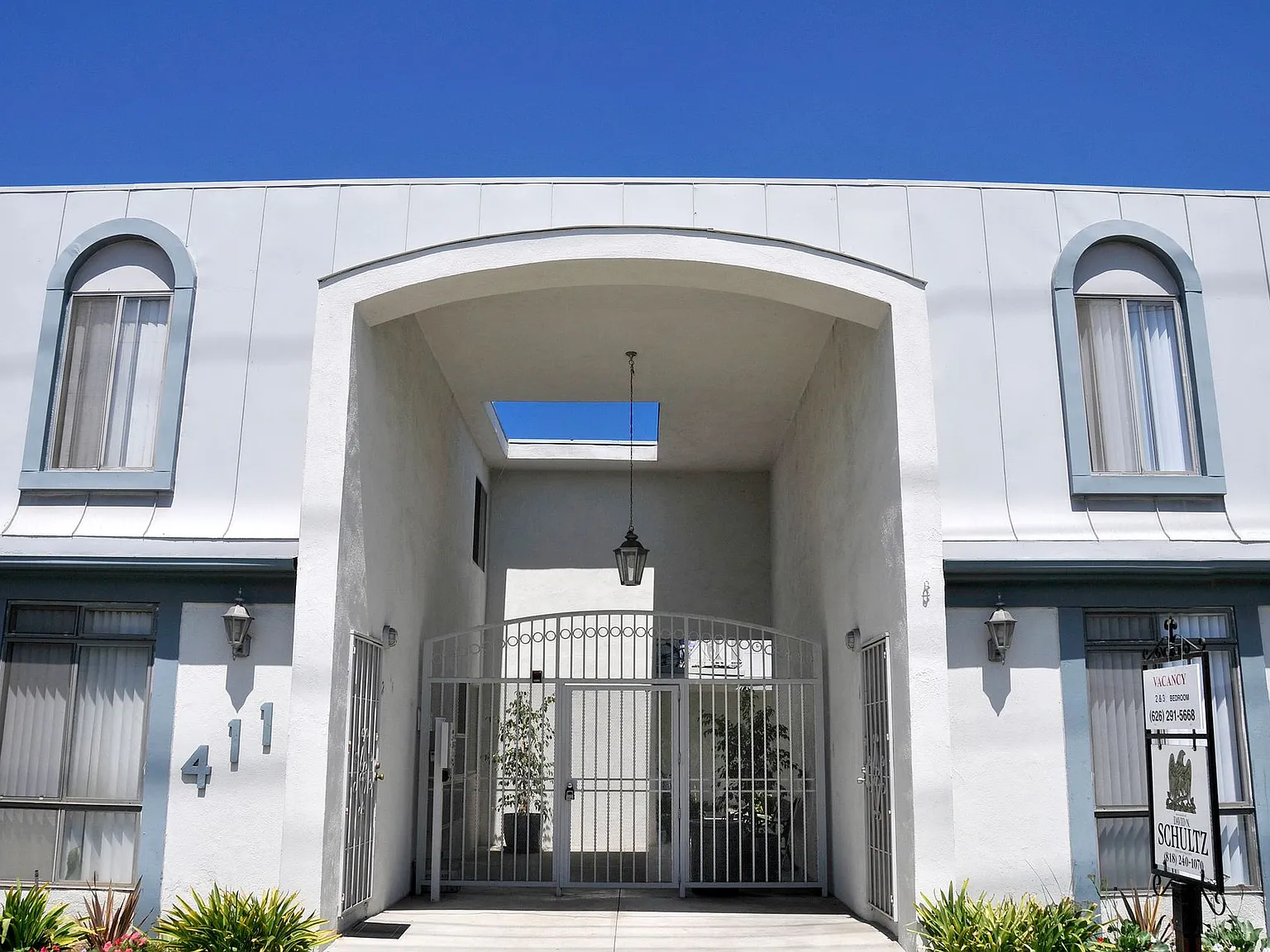 The Broadway Apartments — Photo 2