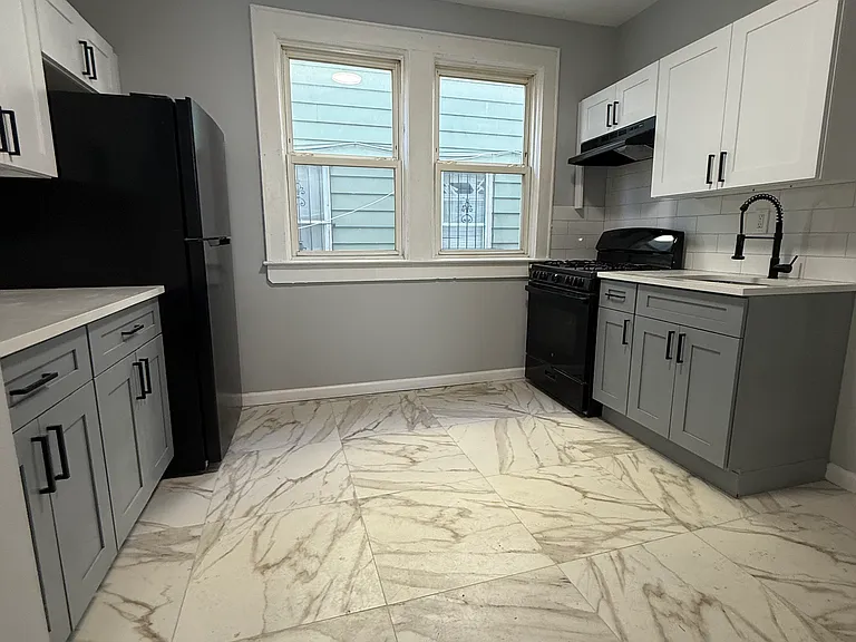 100 Smith St #1L — Photo 6