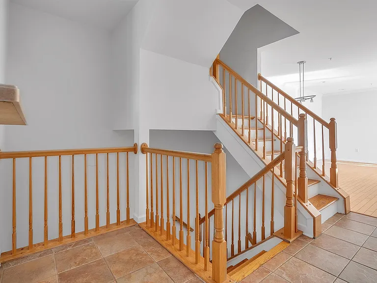 451 Albany Ct — Photo 7