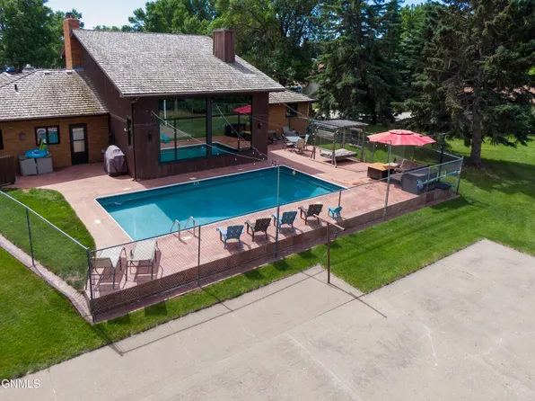 1524 Woodsman Pl, Bismarck, ND 58504
