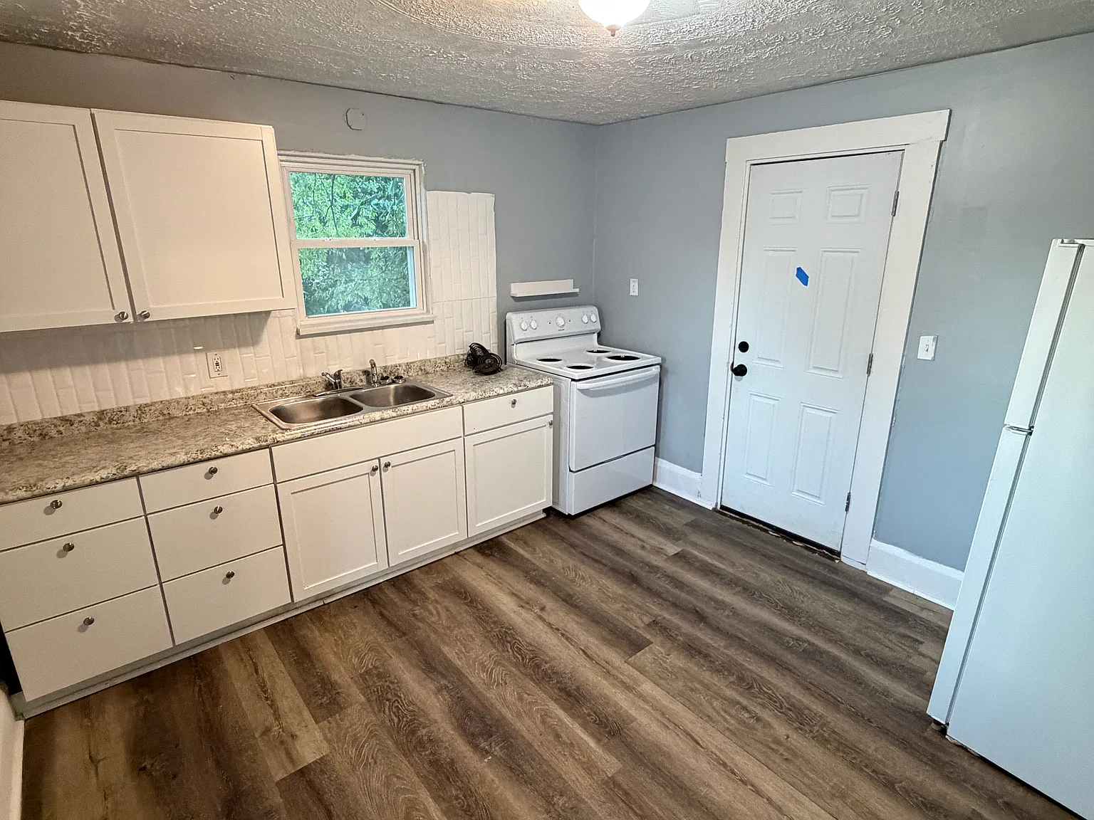 3 bed, 1.5 bath, 1037 sqft, $1,250 — Photo 3