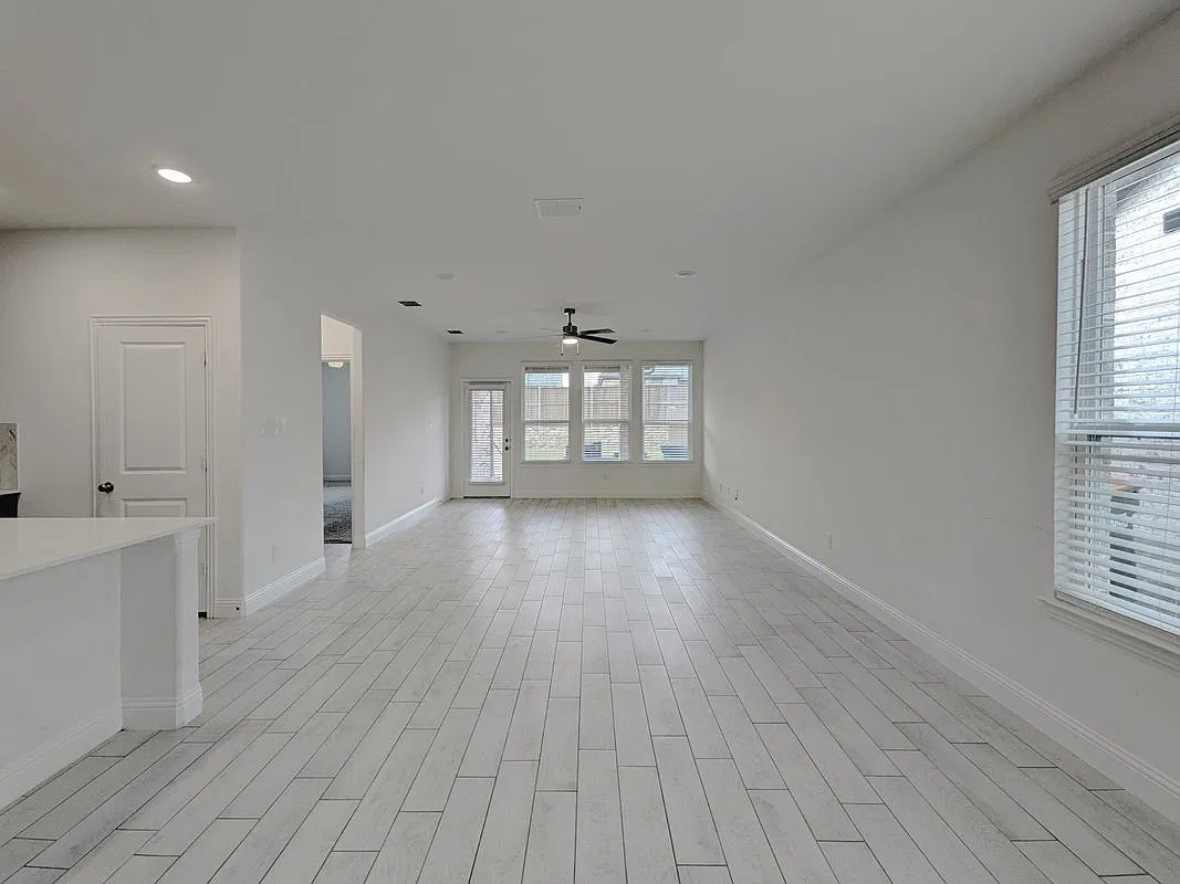 4 bed, 2.5 bath, 2165 sqft, $2,300 — Photo 4