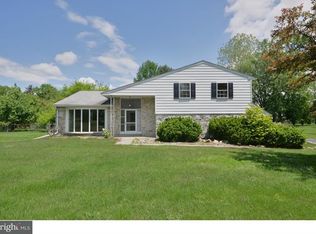 981 Twin Silo Ln, Huntingdon Valley, PA 19006