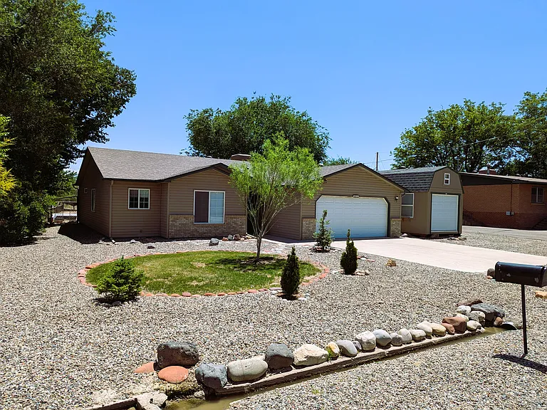 460 1/2 E Scenic Dr — Photo 2