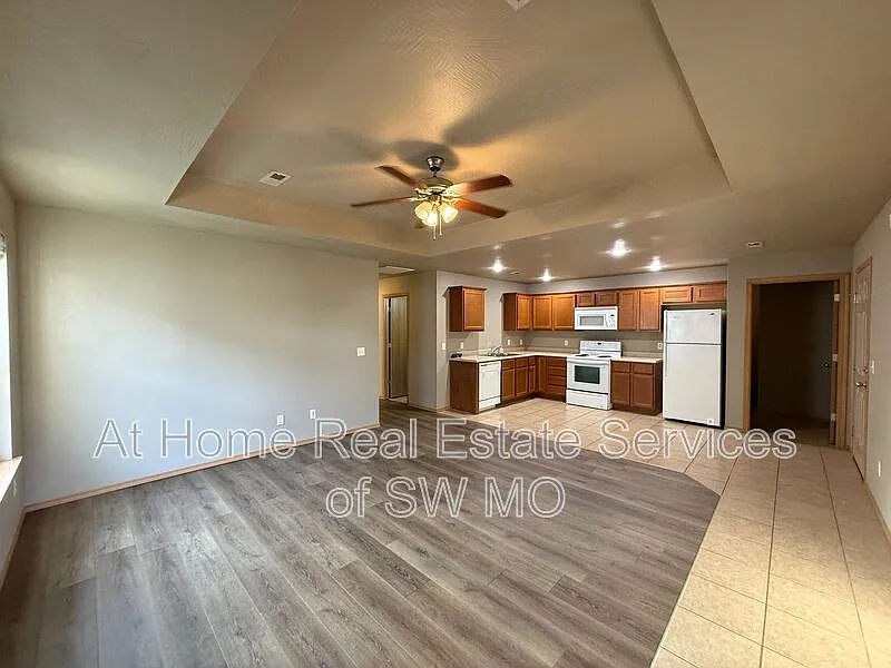 3 bed, 2.0 bath, 1125 sqft, $1,300 — Photo 2