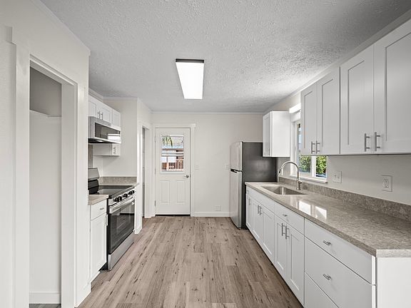 3rd image of 4431 Iona Rd