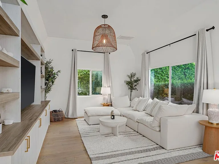 1155 S Rimpau Blvd — Photo 9
