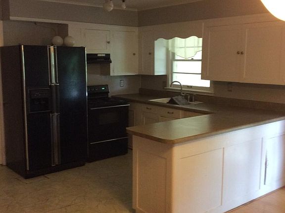 Kitchen w/dining dining area