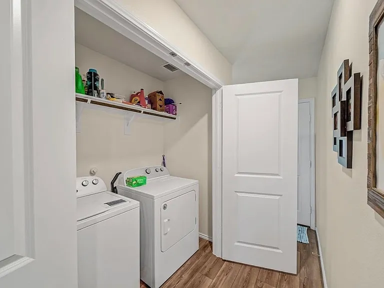 2313 Sandhill Ct — Photo 10