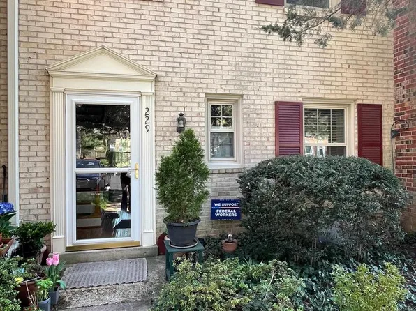 229 Commons Dr NW, Vienna, VA 22180