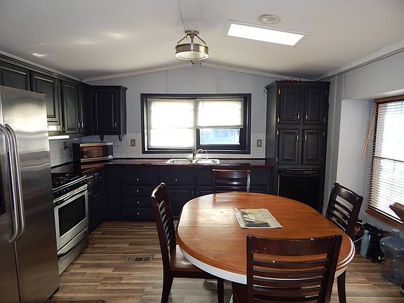 3rd image of 20 Manor Dr