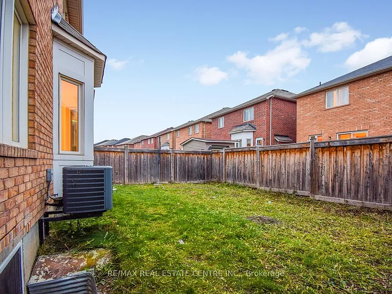 112 Commodore Dr — Photo 43