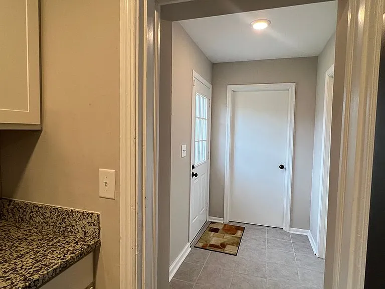 2725 Greendale Ave — Photo 13