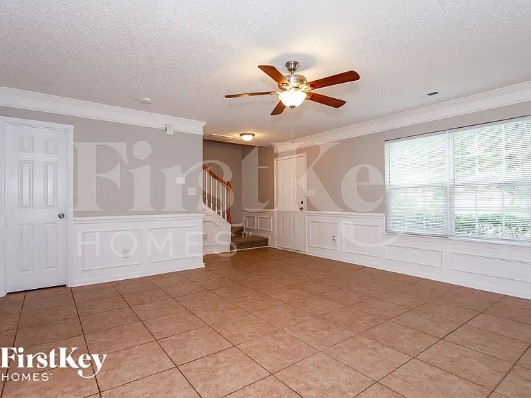 2422 Fairstone Ave — Photo 3