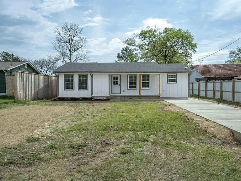 304 N Main St — Photo 3