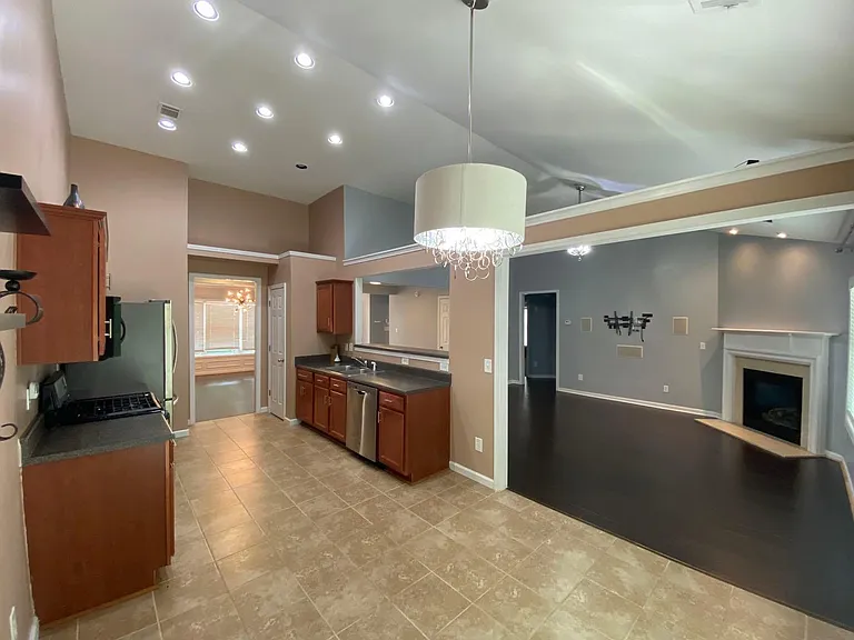 2577 Woodford Ln — Photo 9