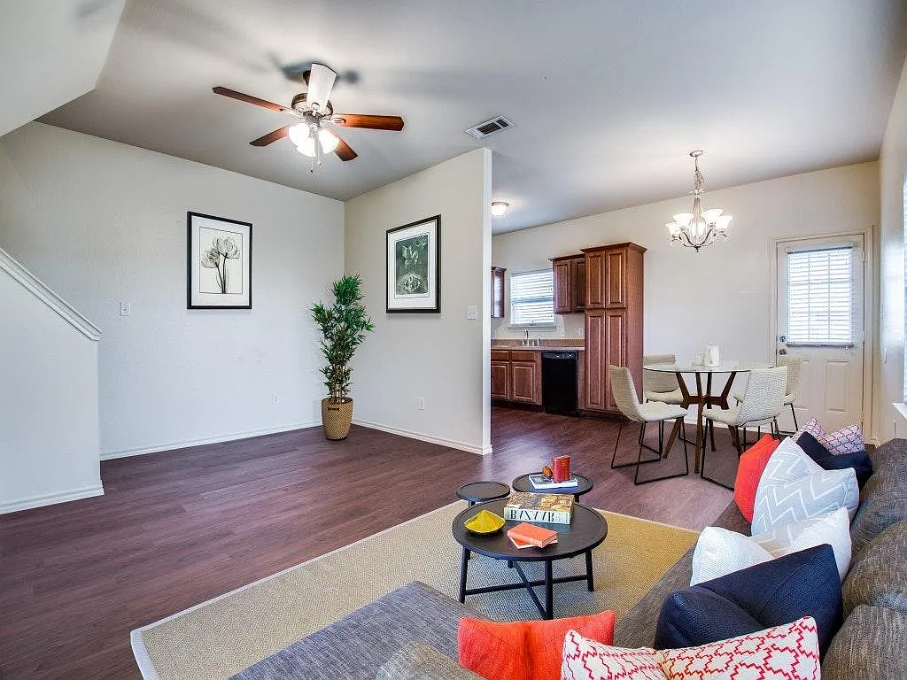 3 bed, 2.5 bath, 1654 sqft, $1,599 — Photo 4