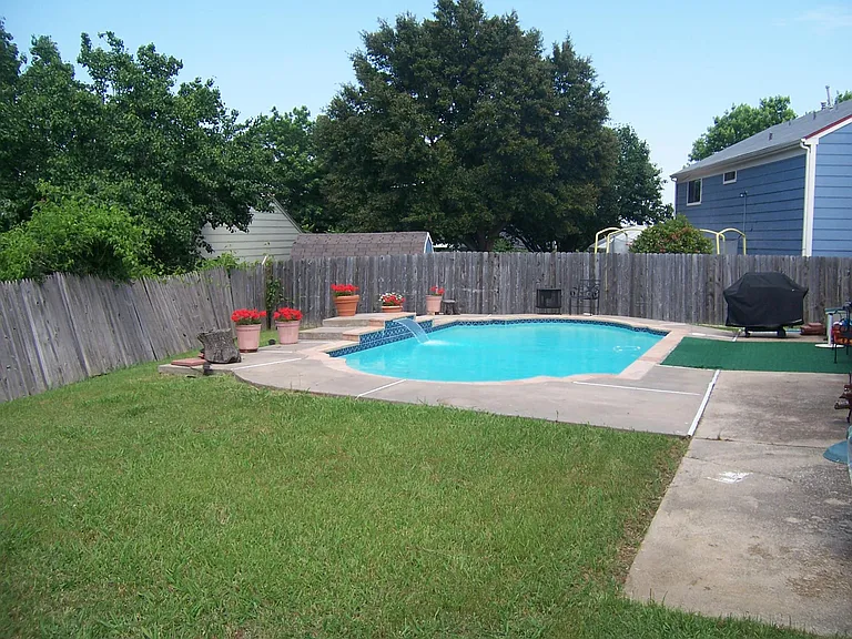 1612 Colony St — Photo 2