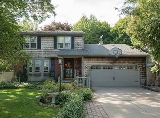 6 Foxcroft Ln, Williamsville, NY 14221