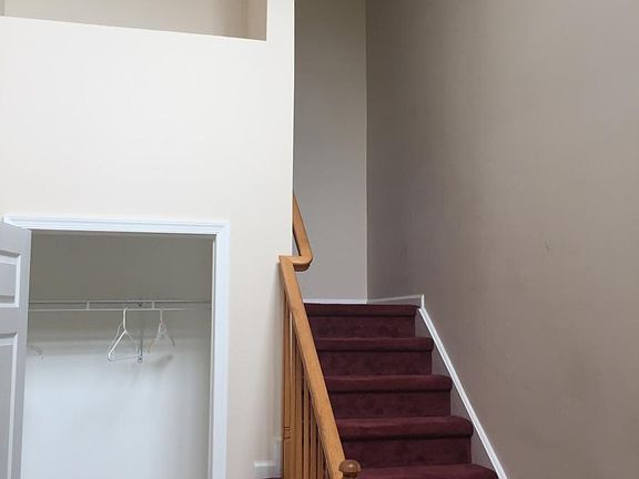 Foyer/Stairs