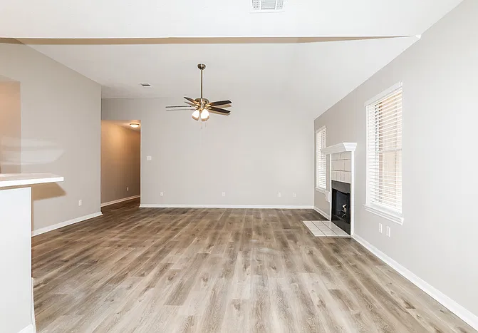 3 bed, 2.0 bath, 1602 sqft, $1,638 — Photo 3