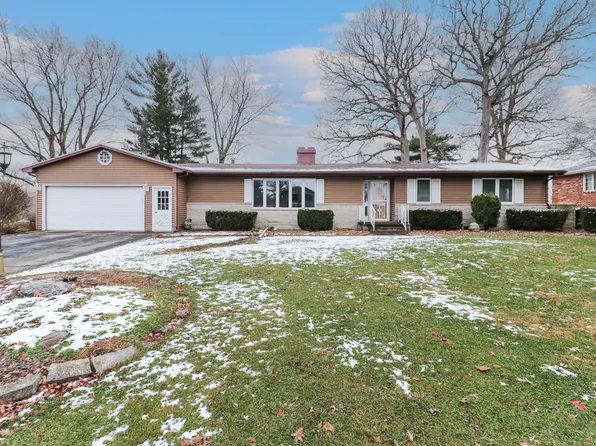 27147 Golden Acres Dr, Le Roy, IL 61752
